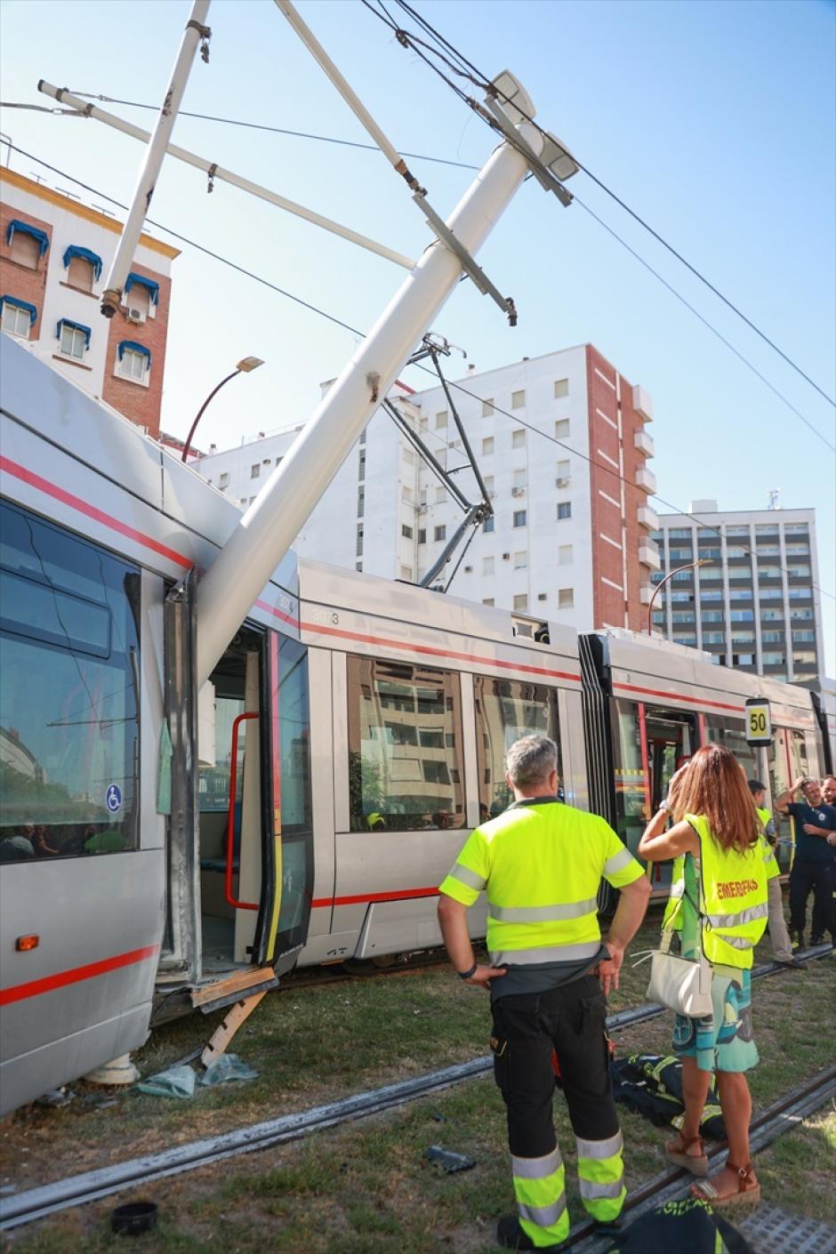 Accidente del tranvía tras chocar con una catenaria. A 28 de julio de 2025, en Sevilla (Andalucía, España). El servicio de Metrocentro de Sevilla ha quedado suspendido de forma momentánea en un tramo de la avenida San Francisco Javier por una incidencia que ha provocado un golpe a la catenaria. El suceso se ha saldado sin que hayan resultado afectadas las personas que viajaban a bordo de los vagones, según informa el Ayuntamiento a través de Emergencias Sevilla.

Rocío Ruz / Europa Press
28/7/2025