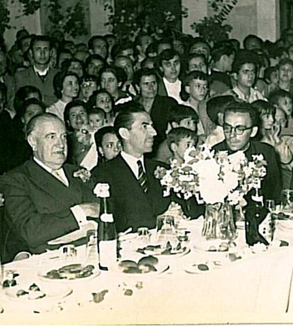 Don Juan Novo, con gafas, con el conde de Vallellano y Antonio Cruz Conde. Cruz de Mayo de 1955