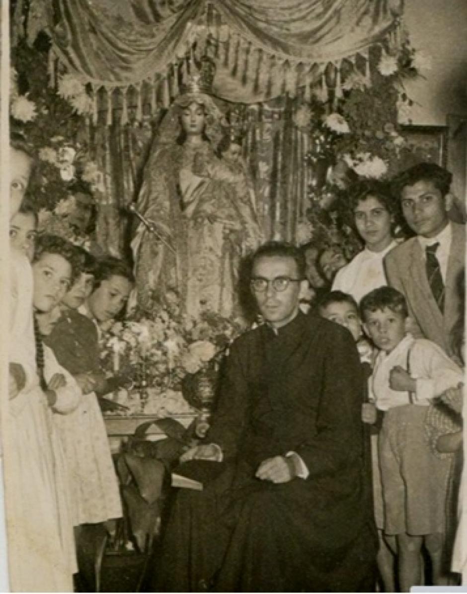 Don Juan Novo, delante de la Virgen de los Remedios