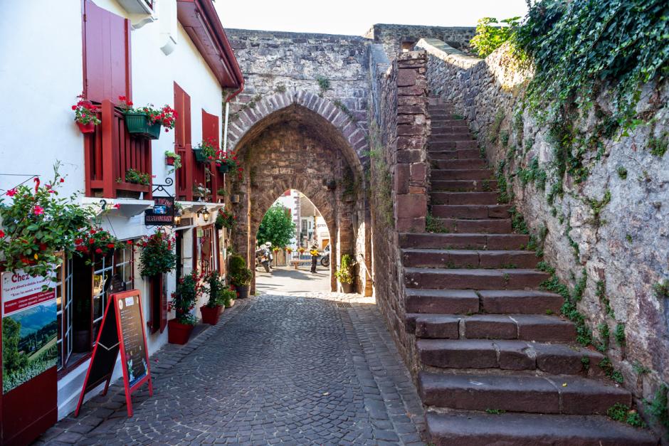 La histórica Porte Saint-Jacques del Camino de Santiago.