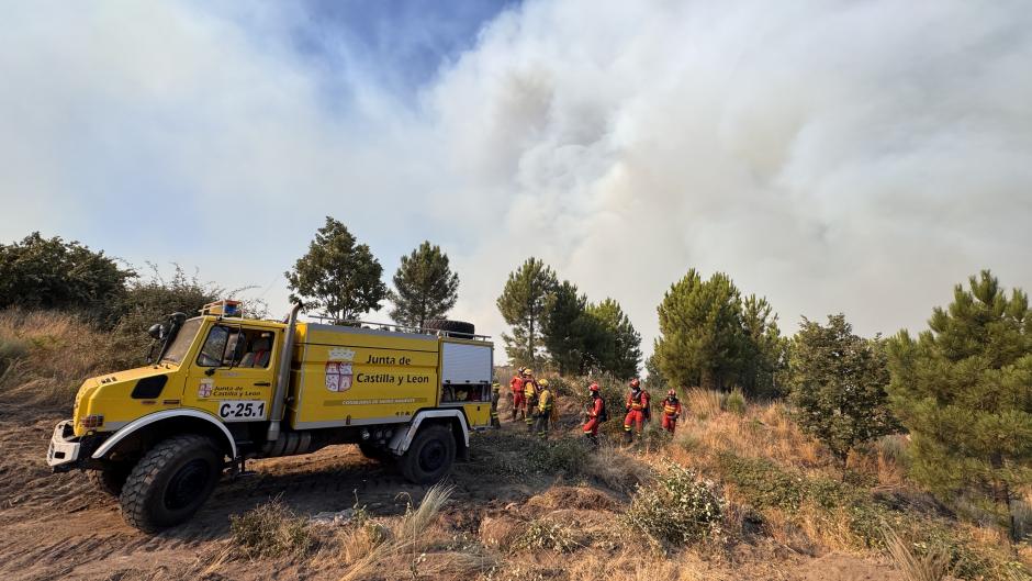 Otra imagen del incendio en Mombeltrán, Ávila