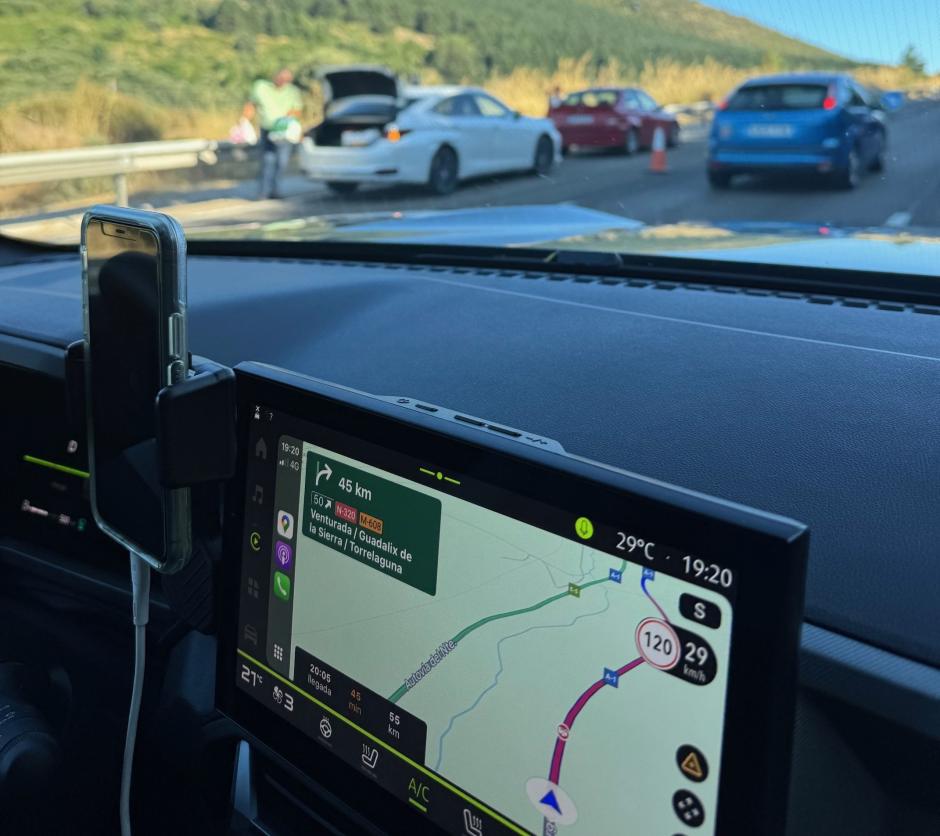 El navegador advierte de carretera colapsada con un coche averiado por el calor