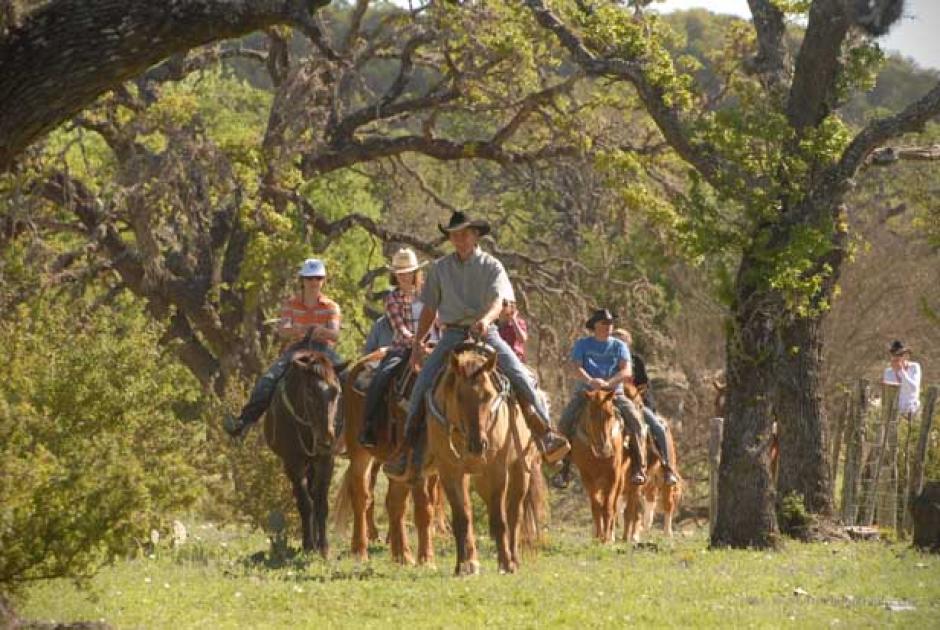Paseo a caballo por el rancho.