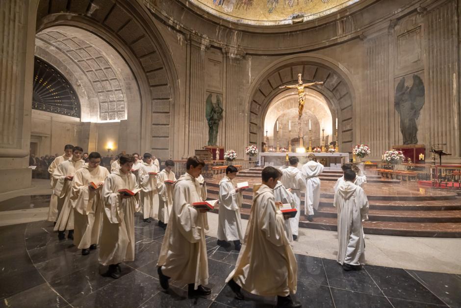 Los escolanos del Valle de los Caídos, durante la última Misa del Gallo