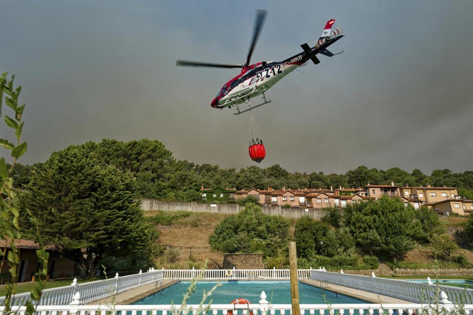 Un helicóptero en el incendio del sur de Ávila, el peor del verano en Castilla y León