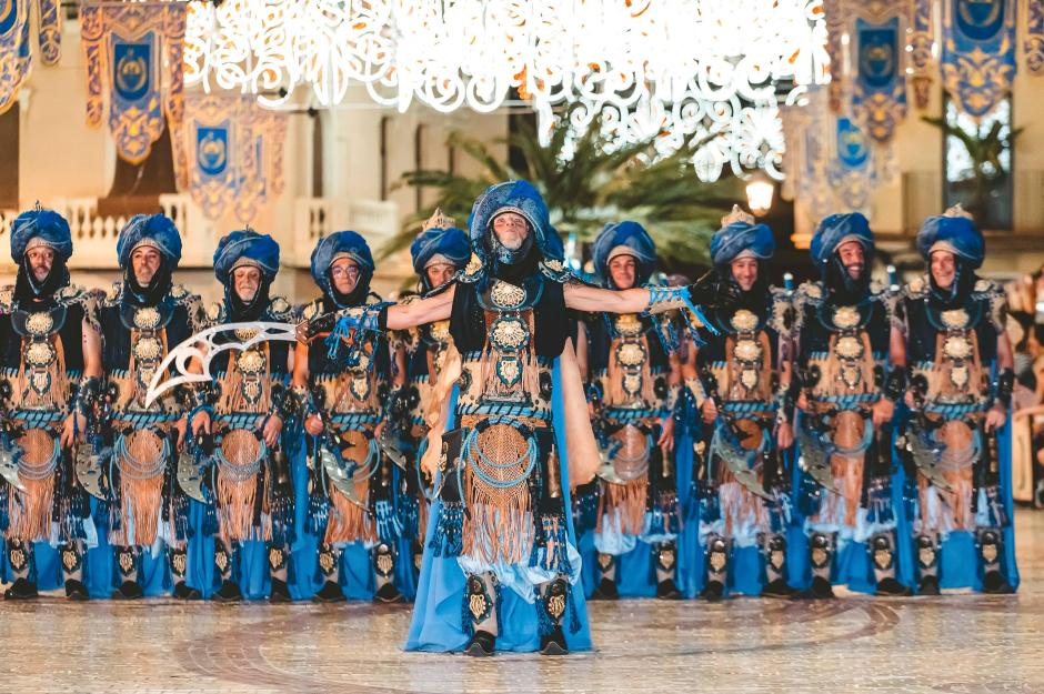 El desfile de Moros y Cristianos revive la conquista de Elche por Jaime I en 1265, con comparsas y embajadas