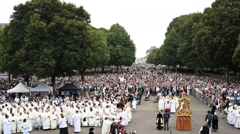 Alrededor de 30.000 fieles participaron en la misa