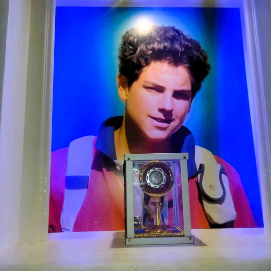 El relicario que ha sido sustraído, junto a un retrato del futuro santo
