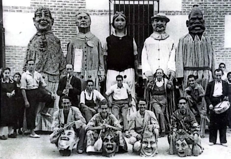 La comparsa en 1945 delante de la Hostería del Estudiante- Colección Tomás de las Heras