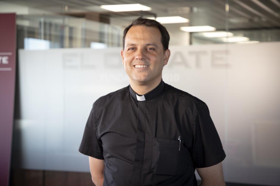 El sacerdote es muy activo en redes sociales