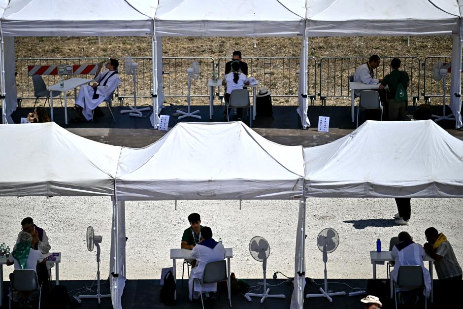 Young faithfuls attend in a mass confession event to receive the sacrament of reconciliation, held under tents at the Circo Maximus as part of the Youth Jubilee in Rome, on August 1, 2025. About 1 million people are expected to attend the final Mass on August 3, 2025, with Pope Leo XIV in Rome's Tor Vergata neighbourhood, just over two months after he became the head of the Catholic Church and the first American Pope. (Photo by Filippo MONTEFORTE / AFP)