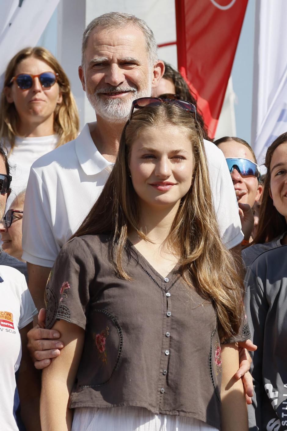 Don Felipe, con su hija en los pantalanes del Náutico de Palma