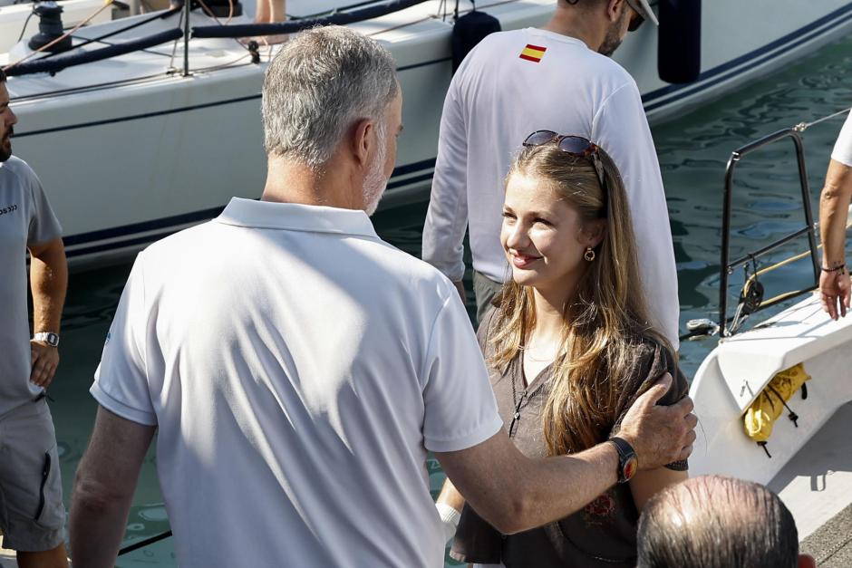 Don Felipe, con la Princesa de Asturias antes de embarcar en el 'Aifos'