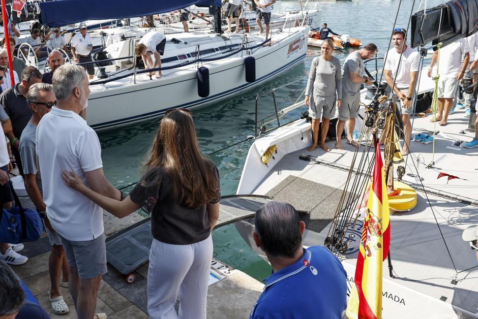 Don Felipe y Doña Leonor, en el muelle del Náutico de Palma