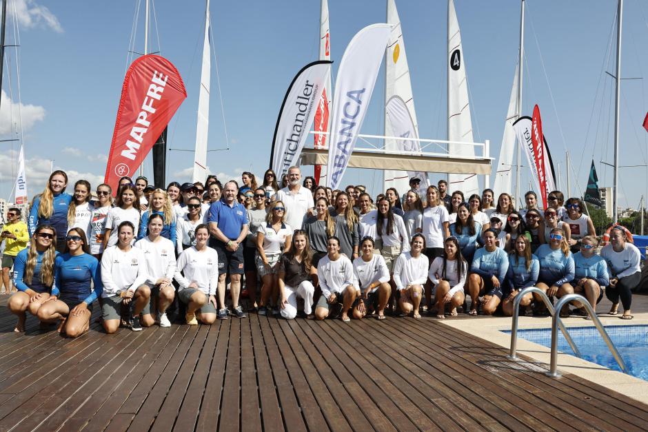 Doña Leonor con tripulantes de los 15 barcos cuyas tripulaciones son exclusivamente femeninas