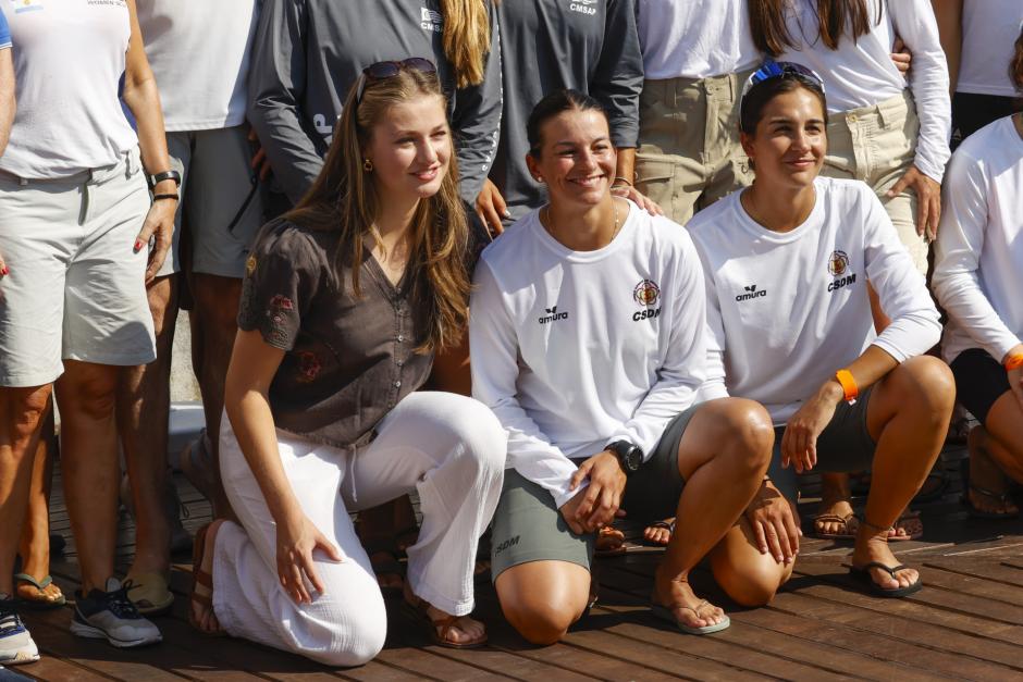 La Princesa con compañeras de la Armada que compiten en la regata