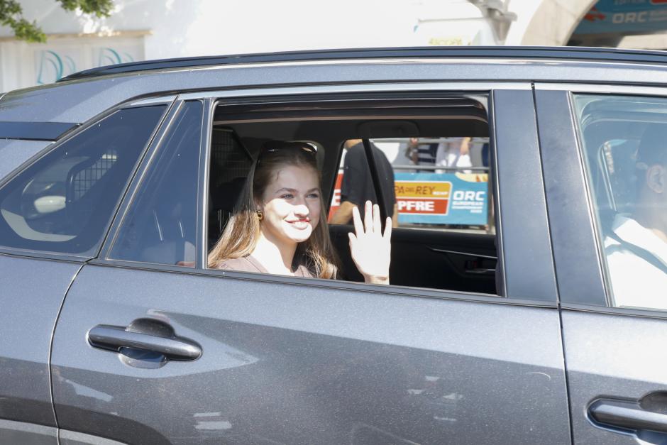 La Princesa de Asturias se despide de los periodistas al abandonar el Club Náutico