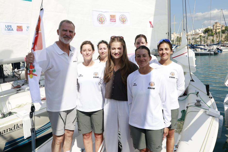El Rey y la Princesa con la tripulación del velero del Consejo Superior Militar de Deportes