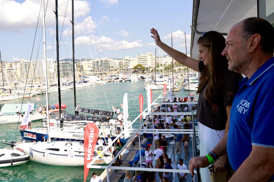 Doña Leonor despide al 'Aifos' desde la terraza del Club Náutico de Palma