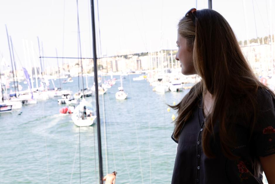 Doña Leonor mira cómo se aleja el velero en el que compite su padre