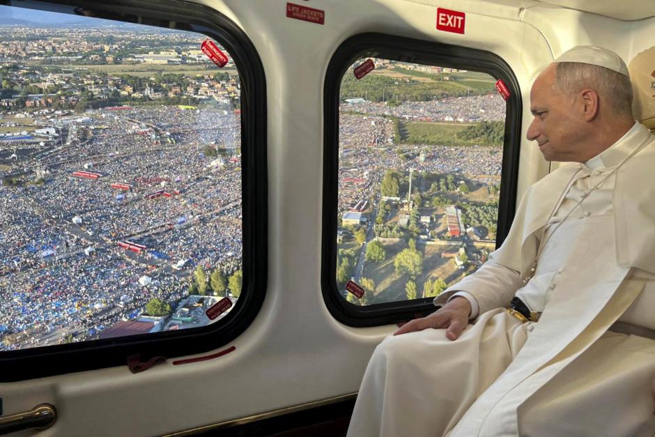 El Papa León XIV, a su llegada a la Vigilia de Tor Vergata