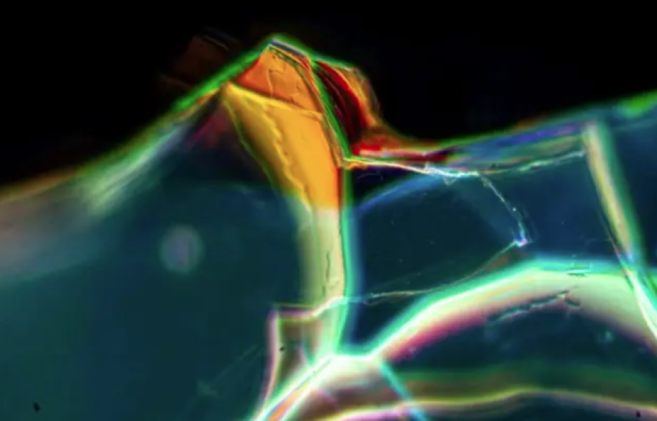 Fragmentos de vidrio de la antigua Roma enterrados durante miles de años han formado cristales con aplicaciones sofisticadas en la tecnología moderna, dicen los científicos