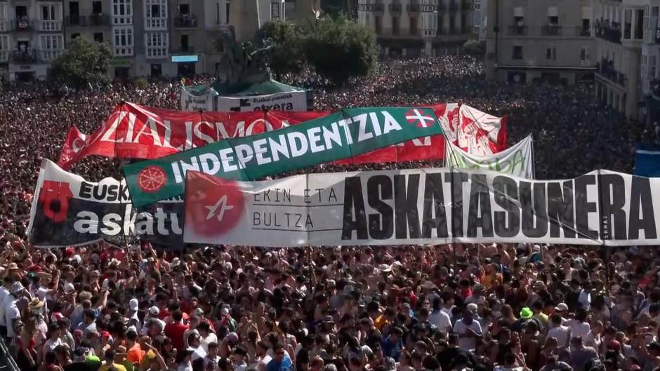Pancartas pro palestinas en la Plaza de la Virgen Blanca, en Vitoria