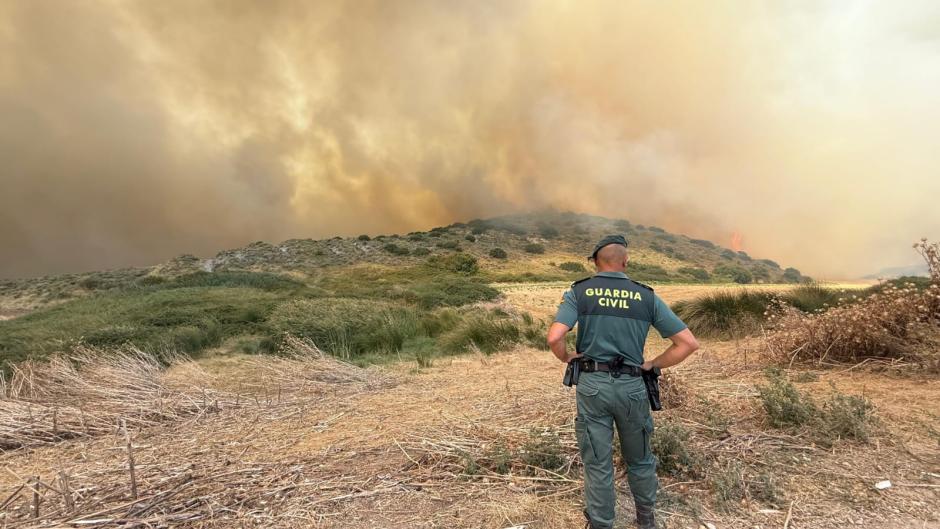 Un guardia civil vigila la evolución del incendio