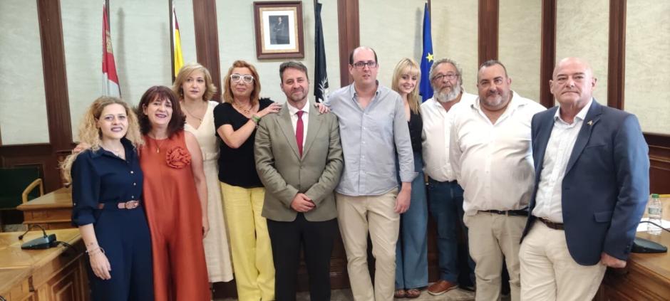 El nuevo alcalde de Béjar, con corbata roja, posa con su equipo