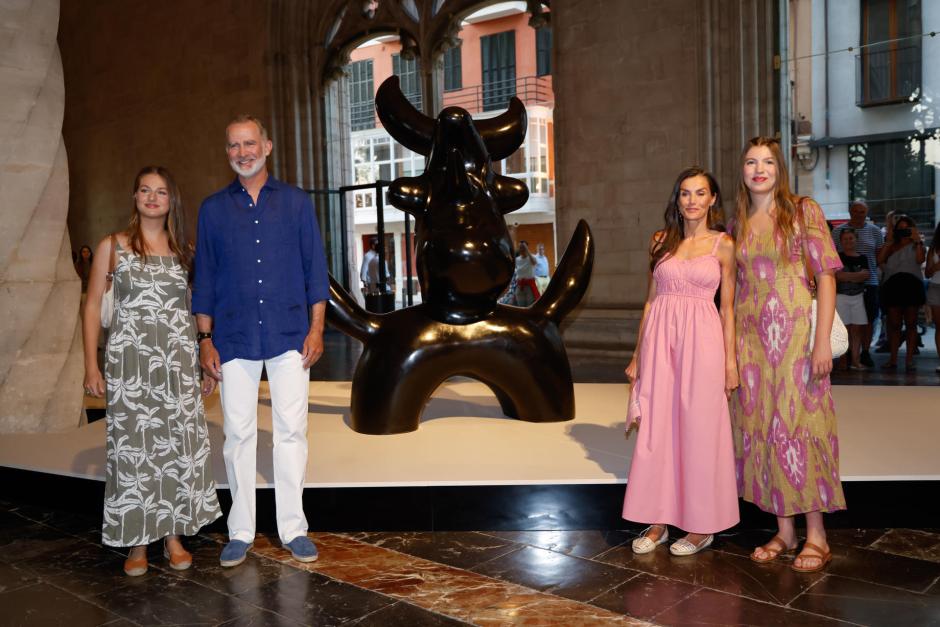 Los Reyes con sus hijas en la exposición de la Lonja de Palma