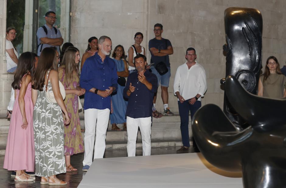 La visita de los Reyes y sus hijas ha sorprendido al público que recorría la exposición