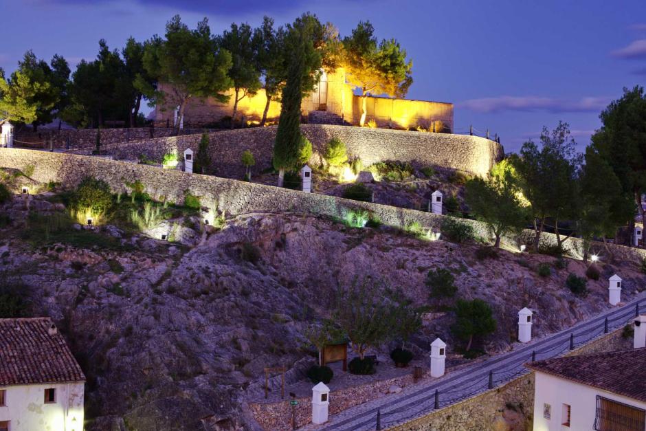 Imagen del castillo de Polop iluminado durante la noche