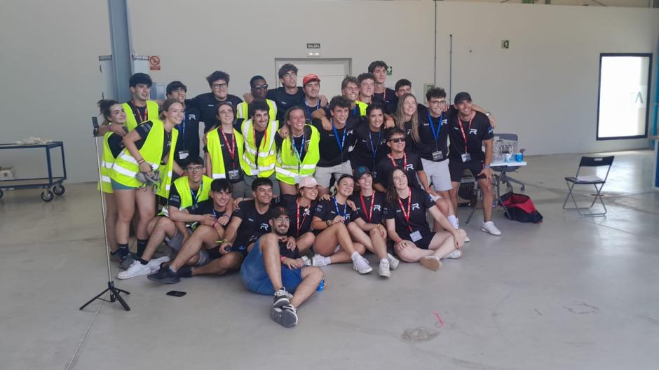 Imagen del equipo de Faraday Rocketry UPV celebrando el exitoso lanzamiento del cohete