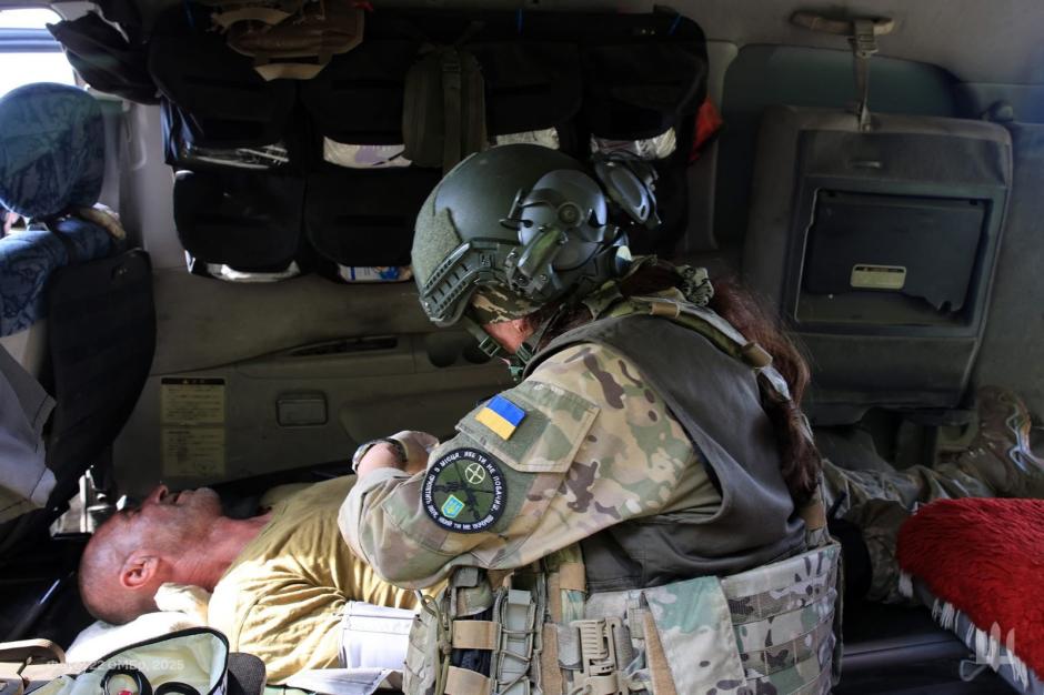 Una soldado ucraniana atiende a un compañero herido