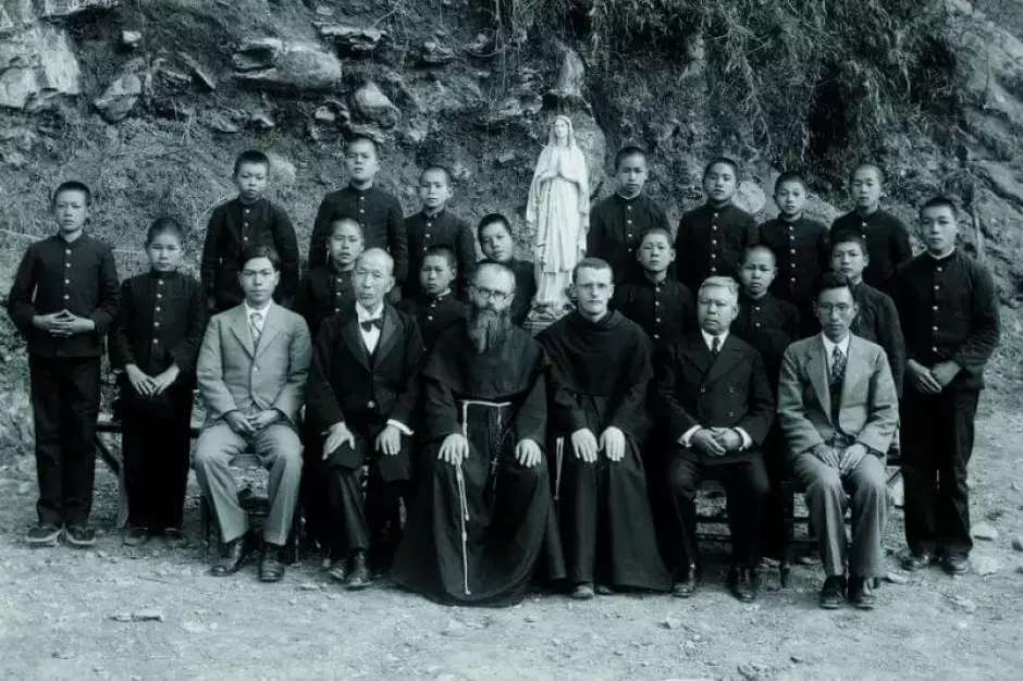 San Maximiliano Kolbe (con barba, en primera fila, en el centro) y sus compañeros en Nagasaki, Japón, en 1936.