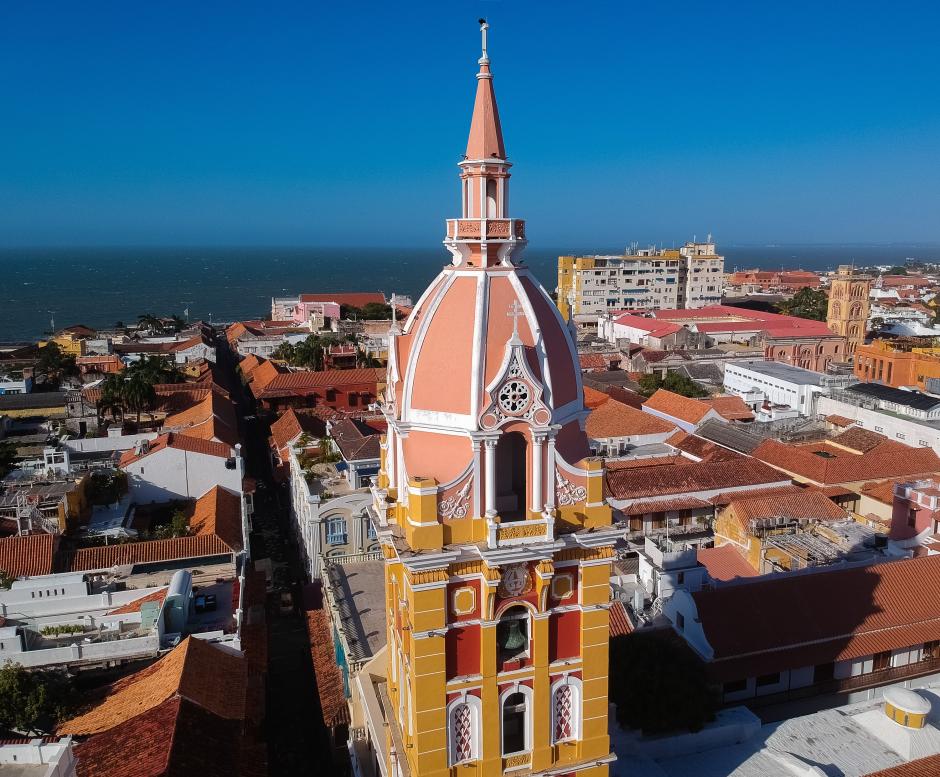 Centro histórico de Cartagena de Indias. En primer plano, cúpula de la catedral de Santa Catalina
