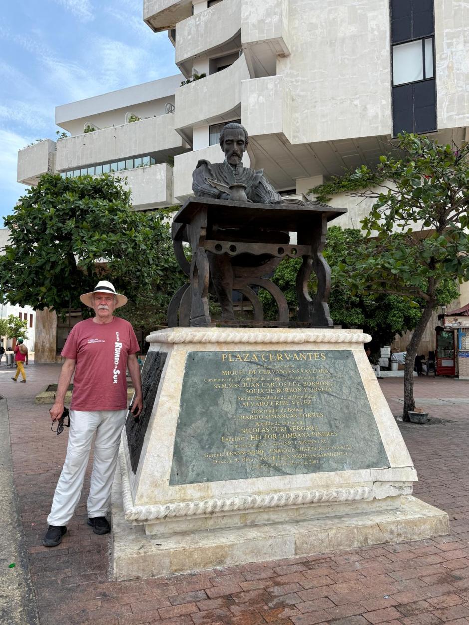 Antonio Pérez Henares junto al monumento a Cervantes en Cartagena de Indias