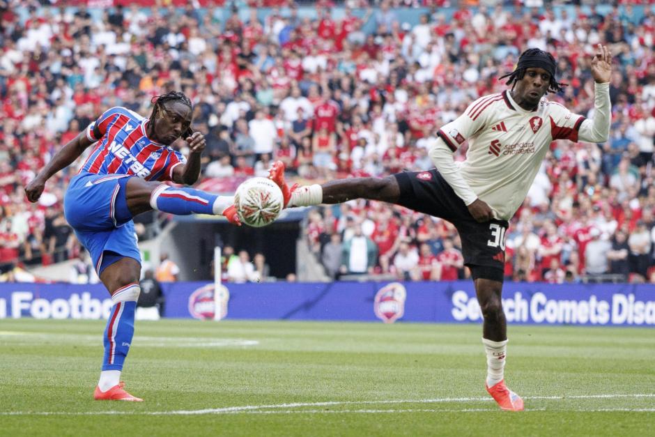 Eberechi Eze (izq.) del Crystal Palace en una disputa contra Jeremie Frimpong del Liverpool