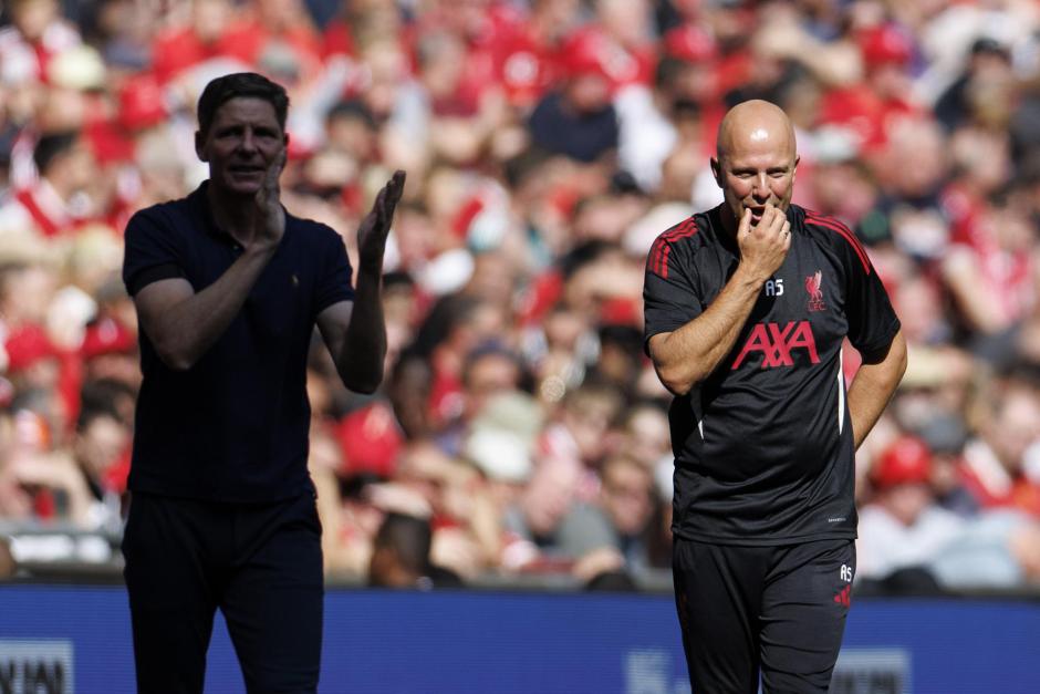 El entrenador del Crystal Palace, Oliver Glasner (izq.), y el entrenador del Liverpool, Arne Slot (der.)