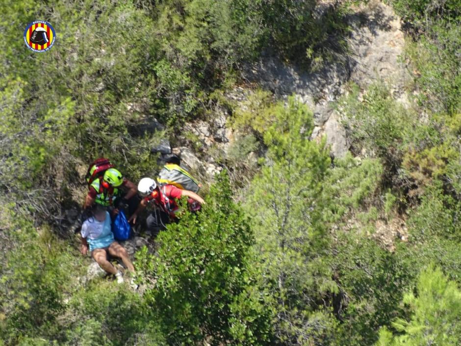 Rescate de los Bomberos de Valencia en helicóptero a unos senderistas en un barranco de Buñol