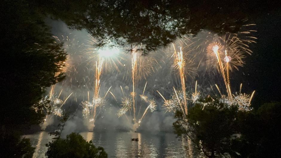 Imagen de los fuegos artificiales del Castell de l'Olla 2025