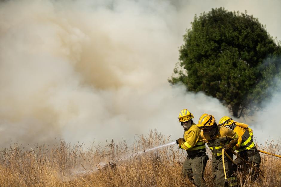 Bomberos trabajan para extinguir el incendio, a 10 de agosto de 2025, en Molezuelas de la Carballeda, Zamora