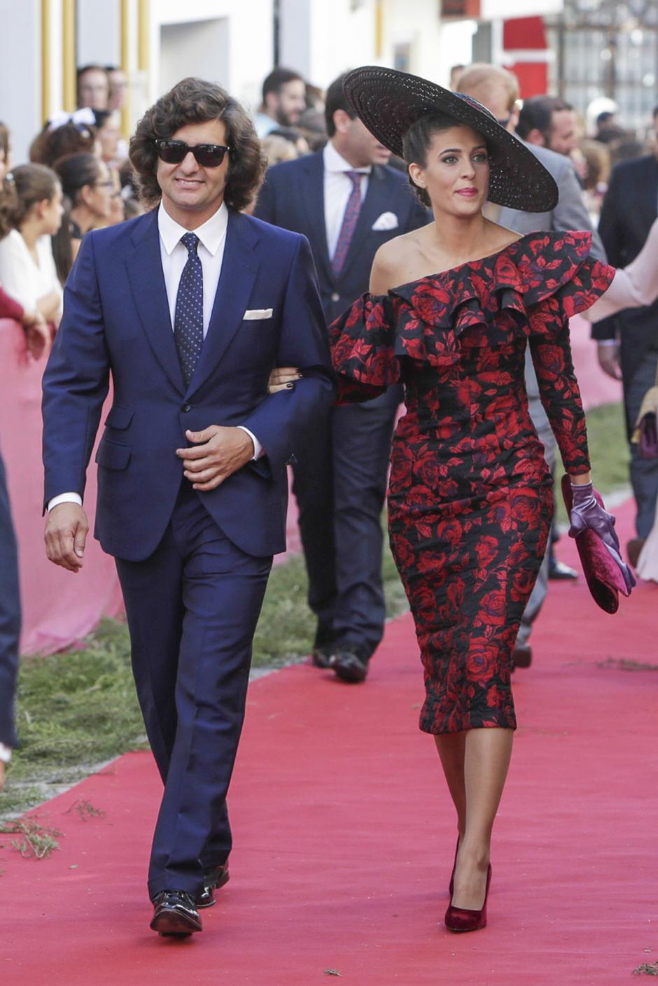 El torero Morante de la Puebla y su mujer Elisabeth Garrido durante la boda de Diego Ventura y Rocío Pérez en La Puebla del Rio, Sevilla.
29/10/2016