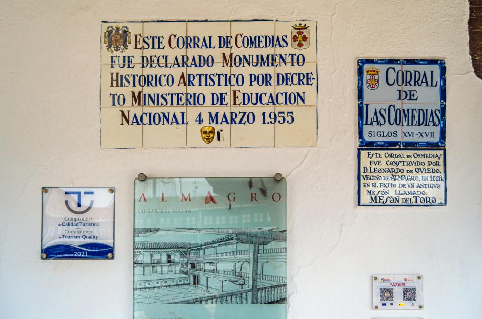Letreros en la entrada del corral de comedias de Almagro.
