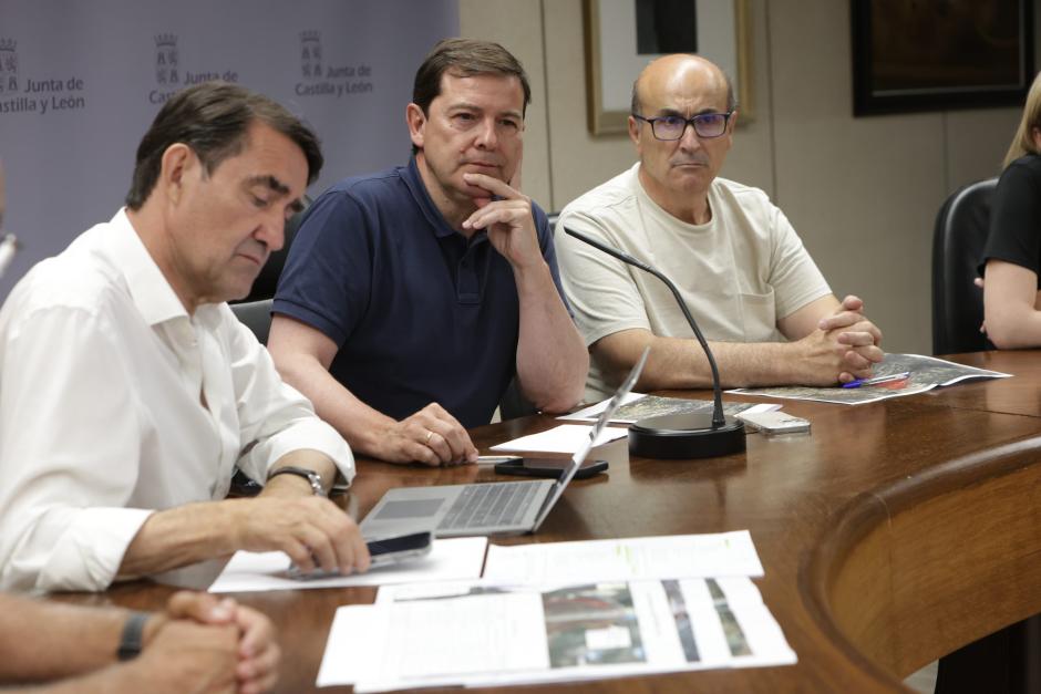 Suárez-Quiñones, a la izquierda, junto a Fernández Mañueco, anoche, en Zamora