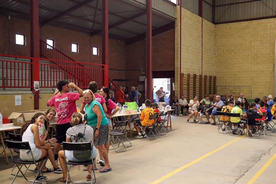 Vecinos de Navianos De la Vega evacuados al frontón de Valcabado