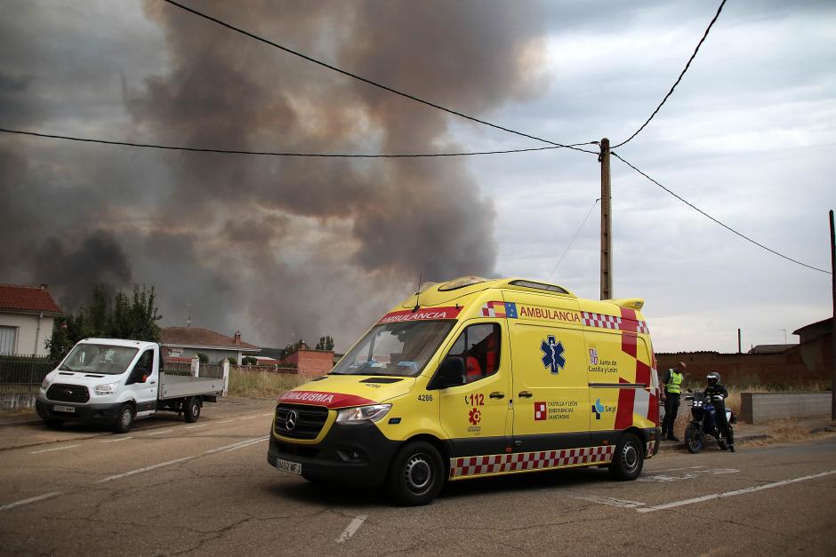 La población de Herreros de Jamuz, evacuada ante el avance de las llamas