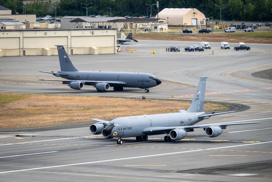 Aviones KC-135 Stratotanker de la Fuerza Aérea de EE.UU. en la base Base Aérea Elmendorf-Richardson, Alaska
