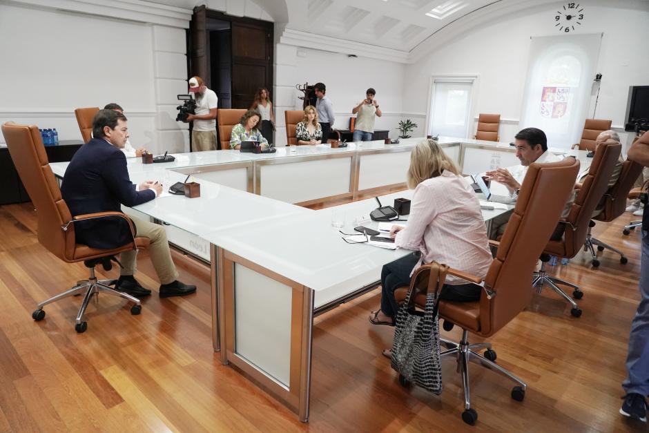 El presidente de la Junta de Castilla y León, Alfonso Fernández Mañueco, se reúne con miembros del Ejecutivo autonómico