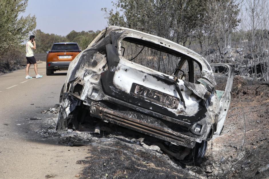 Vehículo calcinado por el incendio forestal de Abejera (Zamora)